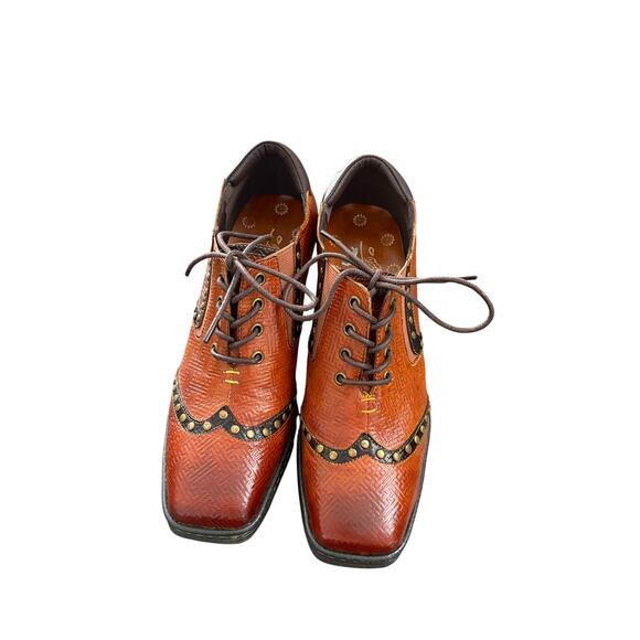 SOFFIA | ZOIE MAZE EMBOSSED STUDDED LEATHER OXFORD - Picture 3 of 8